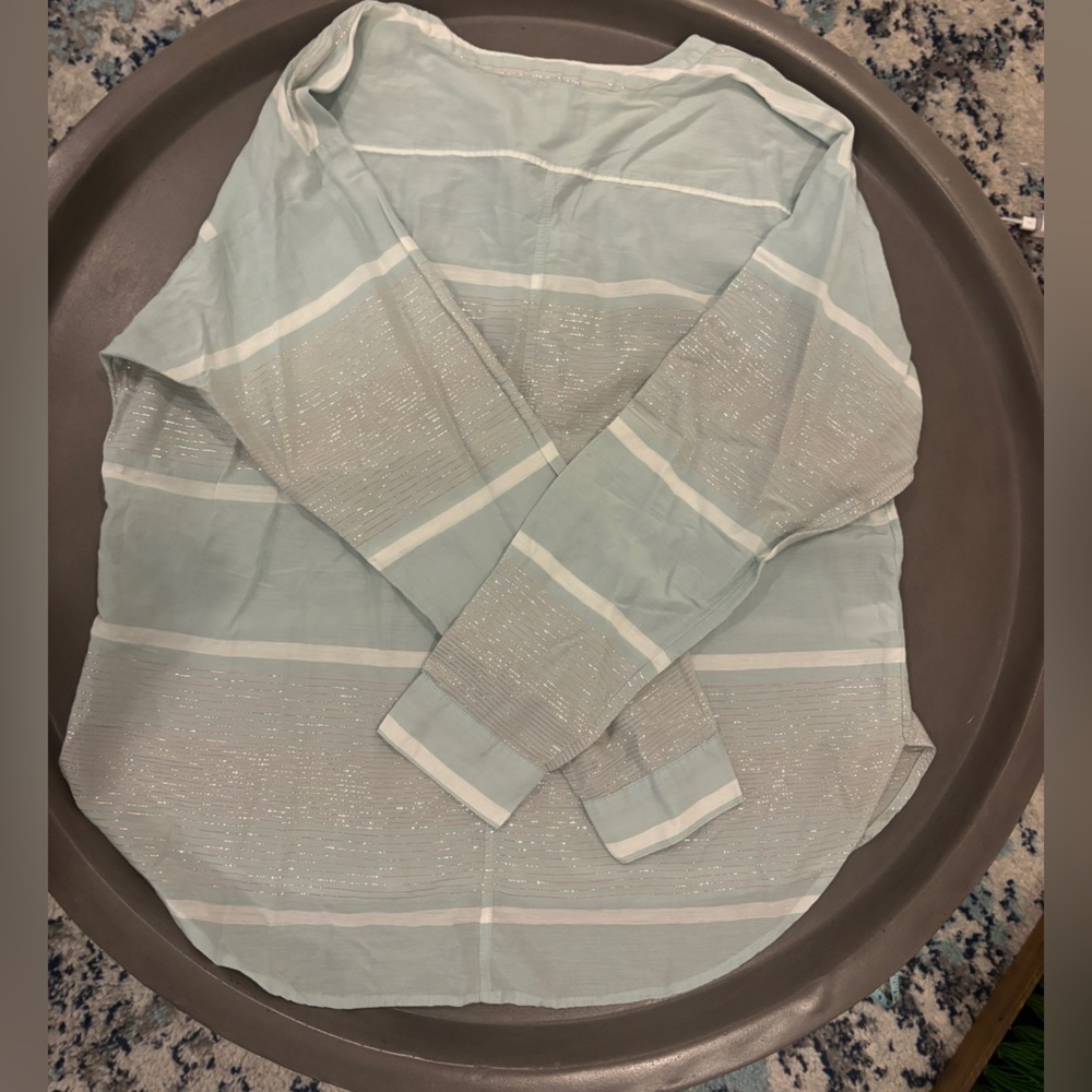 Ann Taylor LOFT The Softened Shirt  Popover henley- Large - Picture 4 of 9